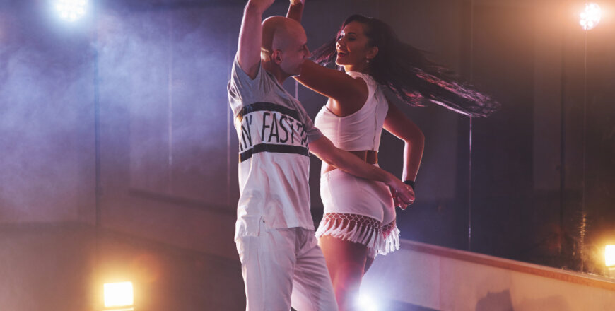 skillful-dancers-performing-in-the-dark-room-under-the-concert-light-and-smoke-sensual-couple-performing-an-artistic-and-emotional-contemporary-dance